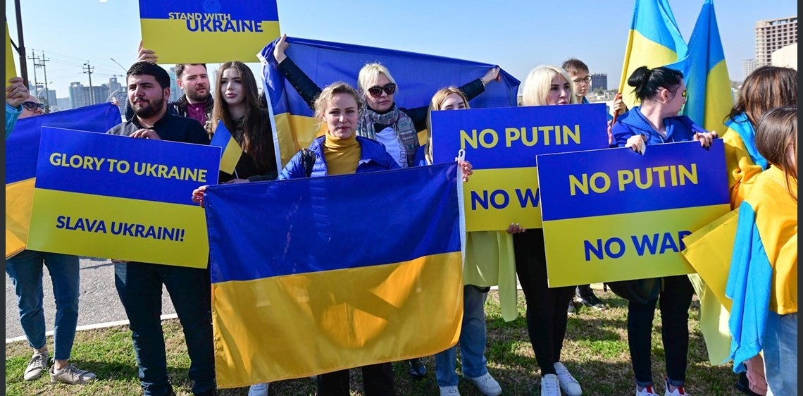 أوكرانيون يتظاهرون في أربيل ضد هجوم روسيا على بلادهم