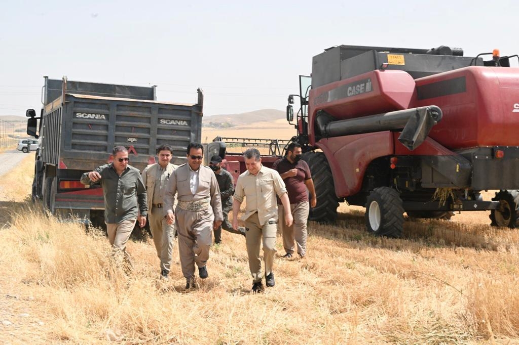 رئيس حكومة إقليم كوردستان يشارك في عملية حصاد المحاصيل في محافظة أربيل