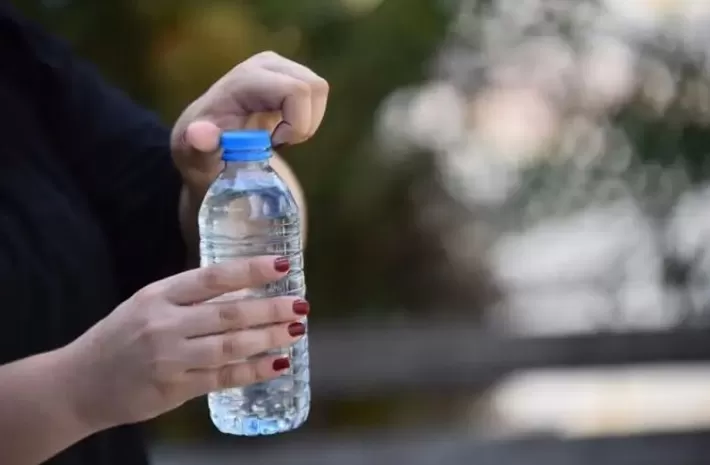خبيرة تحذر من مخاطر الإفراط في شرب المياه المعدنية