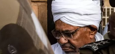 السودان يقرر تسليم متهمين للجنائية الدولية.. ما مصير البشير؟