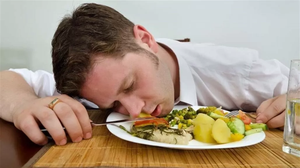 هل تشعر برغبة في النوم بعد تناول الطعام؟ اليك الحل!