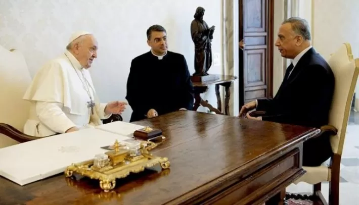 الكاظمي يعد البابا بتضميد جراح مسيحيي العراق