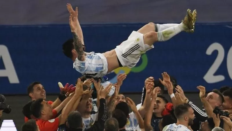 ميسي يفوز بالبطولة لأول مرة مع منتخب بلاده الأرجنتين