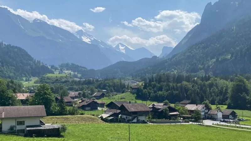 القرية السويسرية التي تعيش في حضن 