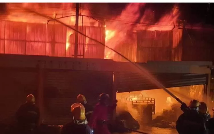 الدفاع المدني: إخماد الحريق الذي أندلع داخل مخازن الوزيرية ببغداد