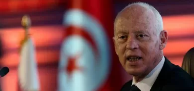 الرئيس التونسي يعد بإعادة السيادة إلى الشعب