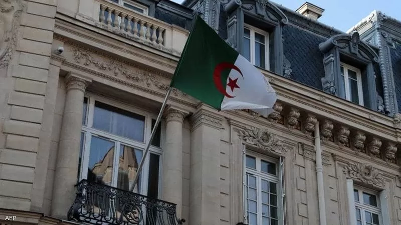 بيان من الجزائر يوضح سبب استدعاء سفيرها في باريس