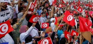 الشارع في تونس ينتفض لتأييد الرئيس.. والغضب يتجدد ضد الإخوان