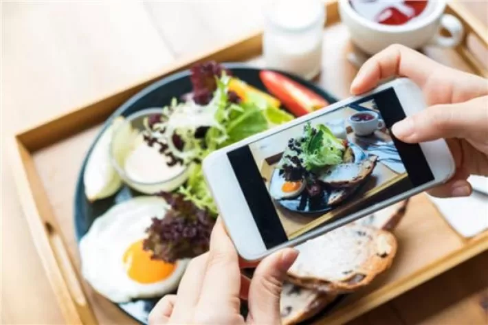 دراسة تحذر من مشاركة صور الطعام على مواقع التواصل الاجتماعي