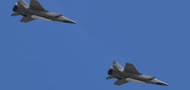 روسيا تدفع بمقاتلة لمرافقة طائرة عسكرية أميركية