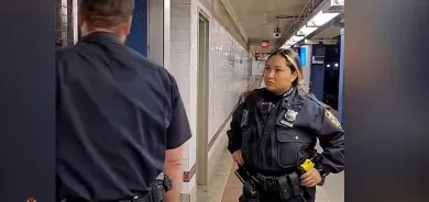 پۆلیسی شاری نیویۆرک گەنجێك لە وێستگەی میترۆ دوور دەخەنەوە