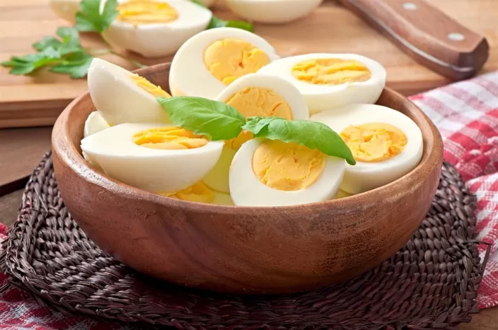 ماذا يحدث لصحتك عند الإفراط في تناول البيض؟