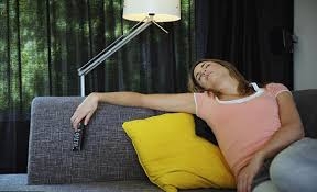 النوم على صوت التلفزيون.. صحتك في خطر