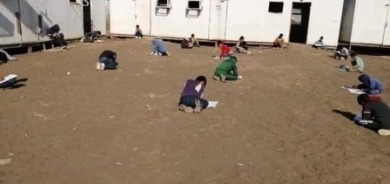 طلاب يفترشون الأرض أثناء الامتحانات .. انتقادات واسعة بسبب تردي التربية والتعليم في العراق