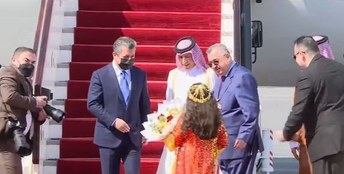 في زيارة رسمية الى قطر .. رئيس حكومة إقليم كوردستان يصل الدوحة
