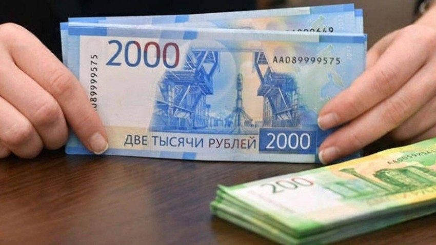 الروبل الروسي يهوى إلى مستوى قياسي منخفض أمام الدولار