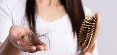 أسباب تساقط الشعر.. تحذير من اضطراب الهرمونات وسوء التغذية