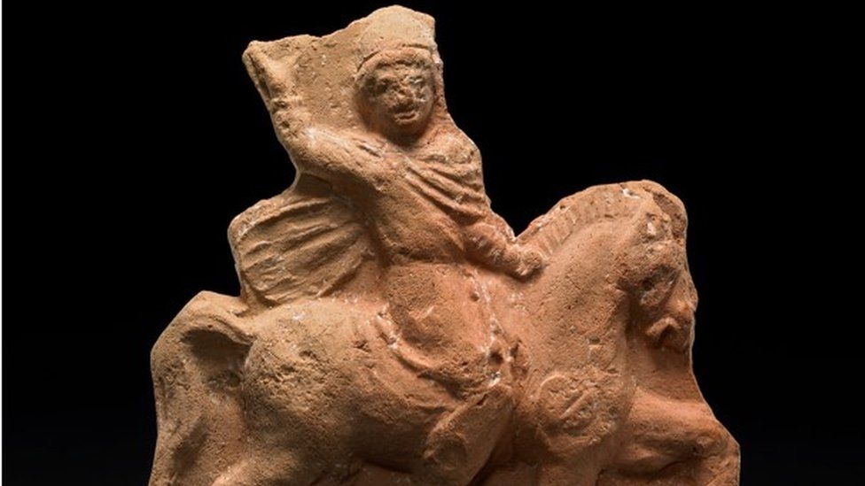 80 قطعة أثرية عراقية نادرة تتجول في معرض بريطاني متنقل