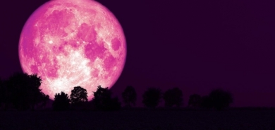يُزين سماء العالم اليوم السبت.. ما هو القمر الوردي؟ وكيف يمكن مشاهدته؟