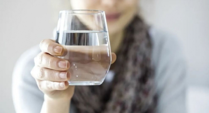 كيف يمكن لشرب الماء أن يساعد في التمتع بنوم جيد ليلا؟