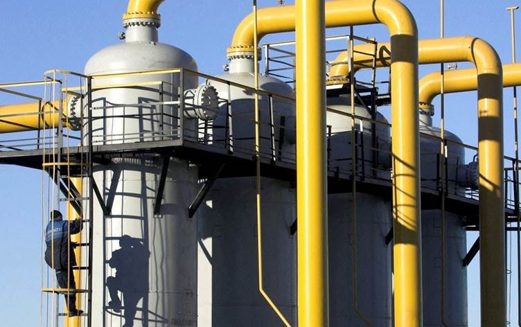 روسيا تعلّق إمدادات الغاز الطبيعي لبولندا