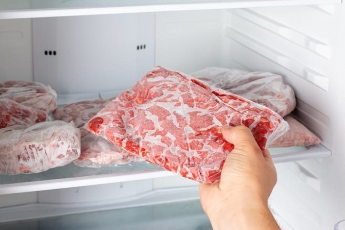 تحذير خطير من إذابة اللحوم خارج الثلاجة