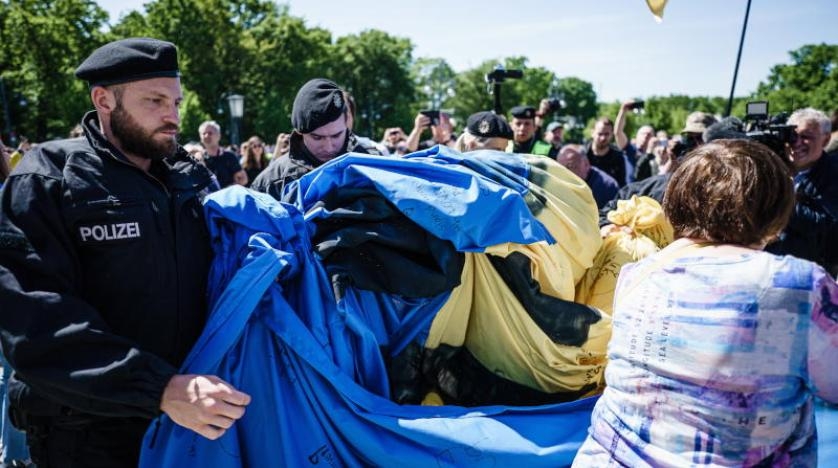 كييف تندد بـ«خطأ» ألماني بعد منع رفع علم أوكرانيا في برلين