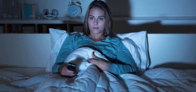 دراسة: النوم أمام التلفاز قد يؤدي إلى الموت المبكر