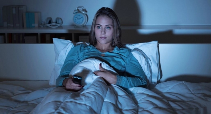 دراسة: النوم أمام التلفاز قد يؤدي إلى الموت المبكر