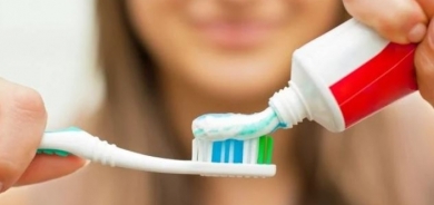 أطباء يحذرون من أضرار معجون تبييض الأسنان