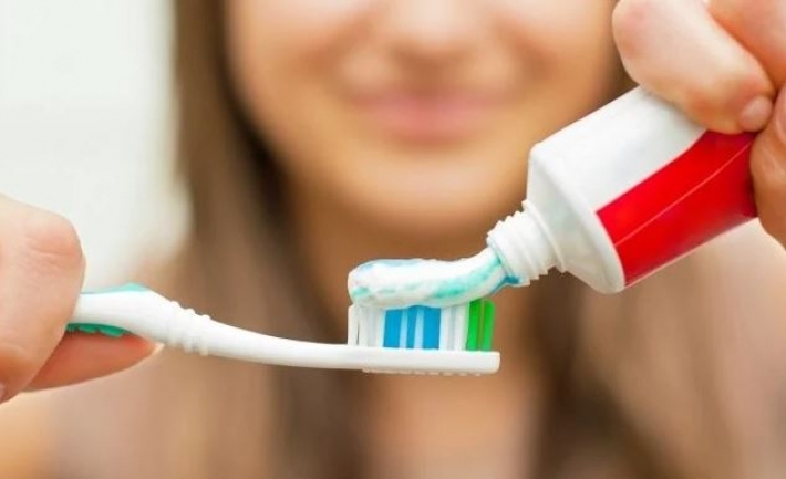 أطباء يحذرون من أضرار معجون تبييض الأسنان