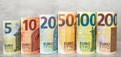 اليورو ينخفض إلى ما دون عتبة الدولار
