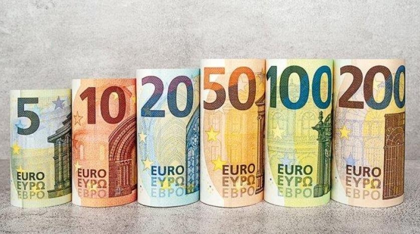 اليورو ينخفض إلى ما دون عتبة الدولار