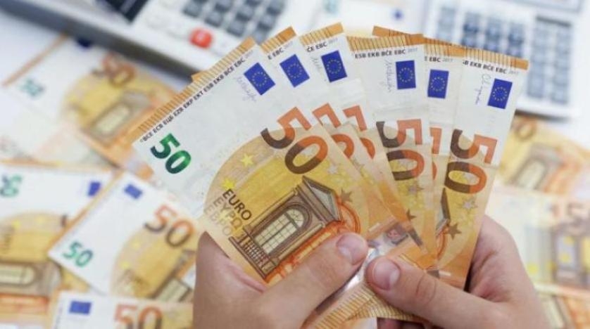 اليورو يسجل أدنى مستوى له مقابل الدولار منذ 20 عاماً