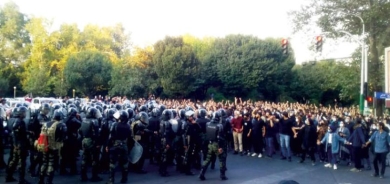 الاحتجاجات تجتاح أنحاء إيران... والسلطات تعترف بسقوط قتلى