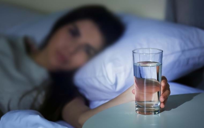 لهذا السبب.. تجنب وضع كأس ماء بالقرب منك أثناء النوم