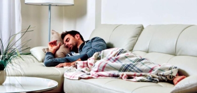 هل للنوم على الأريكة أو الكنبة أضرار صحية؟