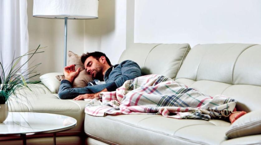 هل للنوم على الأريكة أو الكنبة أضرار صحية؟