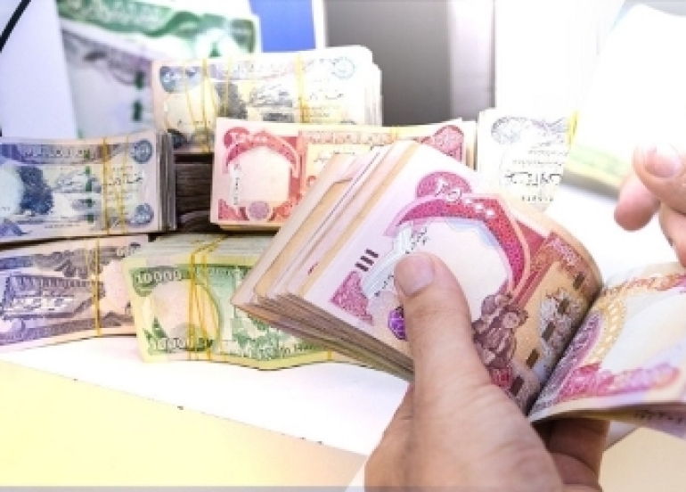 اقتصاديون: دخل الموظف تأثر بارتفاع سعر الدولار أمام الدينار العراقي