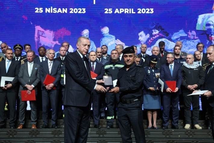 الرئيس التركي يقلد وسام الدولة لرئيس فريق طوارئ إقليم كوردستان