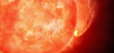 علماء رصدوا نجماً متضخماً في لحظة ابتلاعه كوكباً قريباً منه