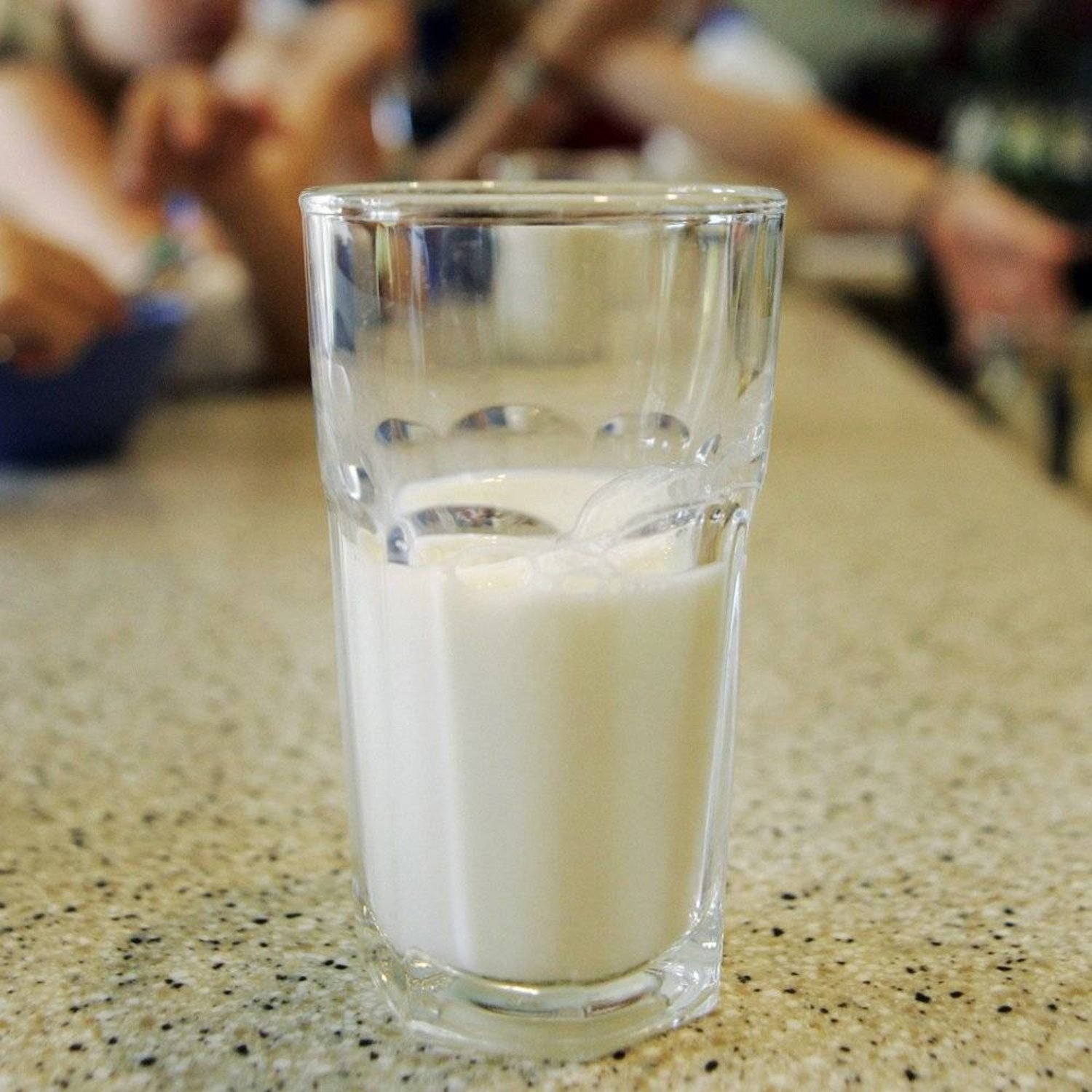 دراسة: الحليب أكثر ترطيباً للجسم من الماء
