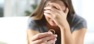 لماذا تبكي المرأة بعد استلام ورقة الطلاق ؟