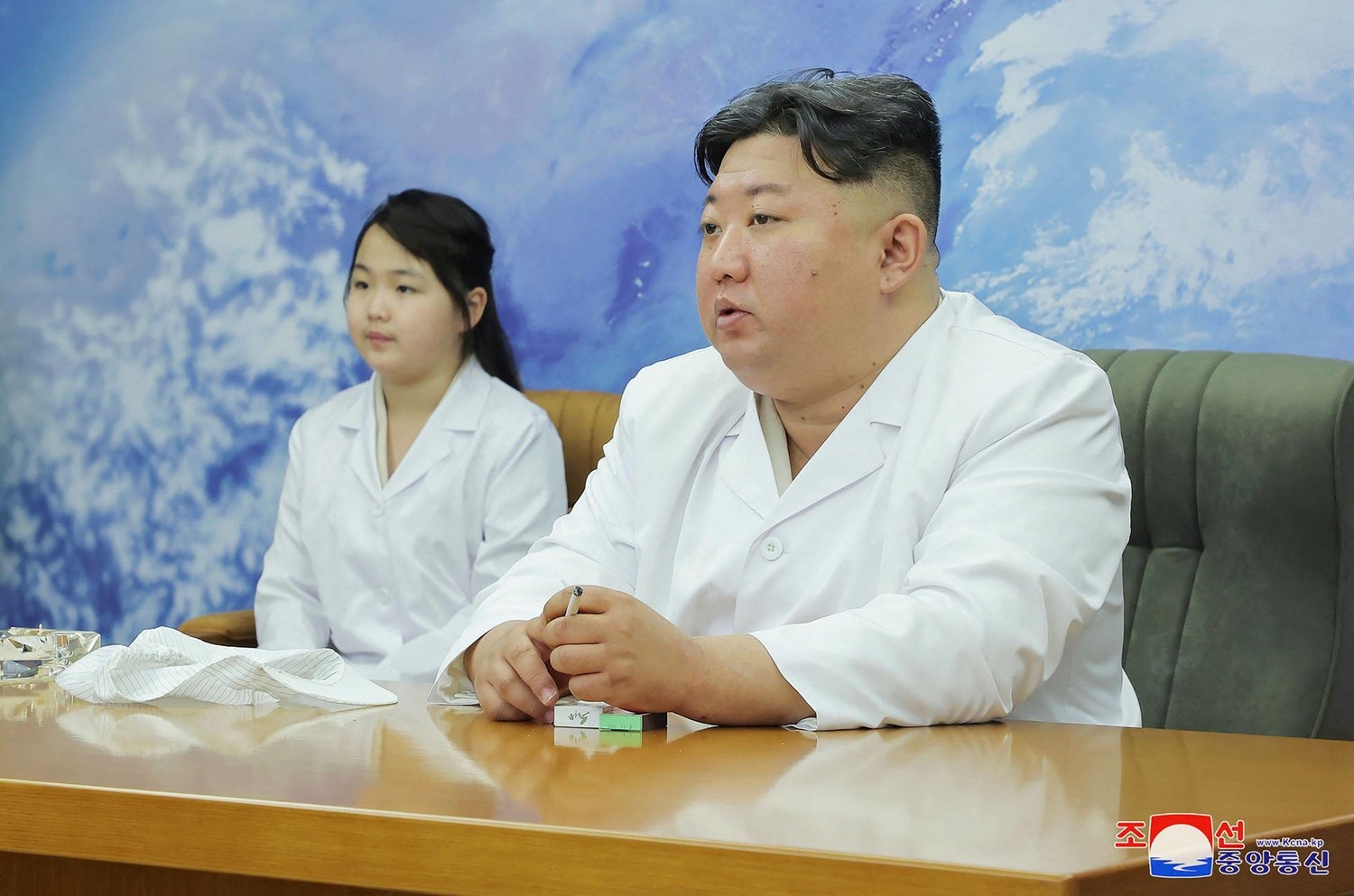 زعيم كوريا الشمالية يتفقد محطة للأقمار الصناعية العسكرية