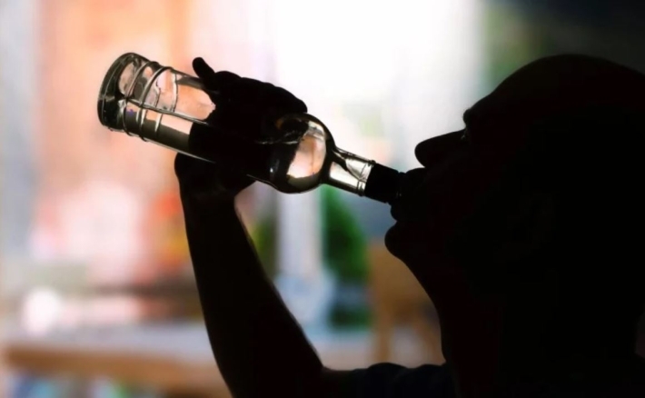 وفاة صانع محتوى بعد الإفراط في تناول الكحول خلال بث مباشر