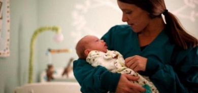 دراسة: الرضاعة الطبيعية تحسّن الأداء الدراسي للأطفال
