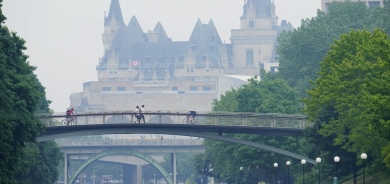 حرائق الغابات في كندا تهدد البنية التحتية وتفرض الإجلاء على الآلاف
