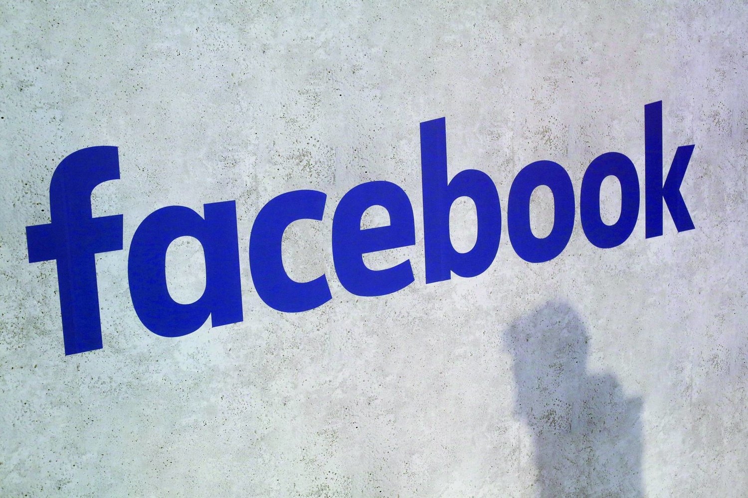 الخدمات الإخبارية على «فيسبوك»... بين التراجع والتوافق مع الناشرين