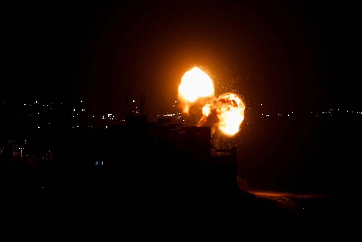 قصف إسرائيلي على غزة بعد إطلاق 5 قذائف من القطاع