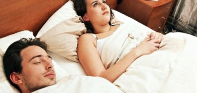طبيب يحذر الأزواج من النوم على سرير واحد!